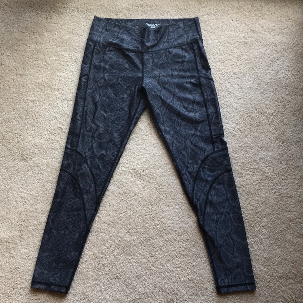 VIE ACTIVE snakeskin leggings size S